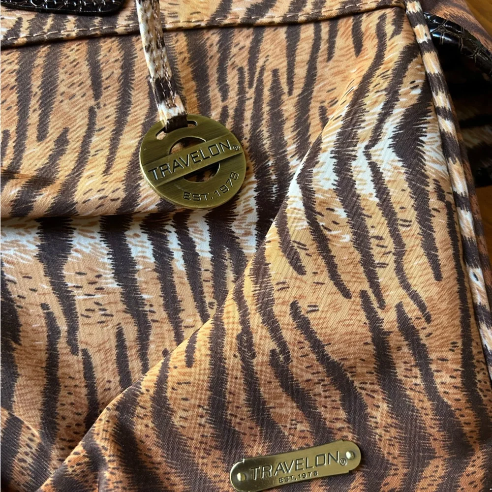 Travelon Tiger Print Travel Bag - Picture 6 of 9